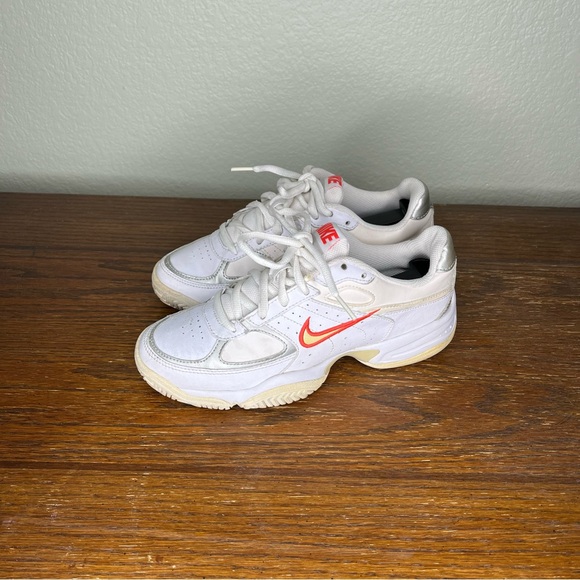 Nike. Size 6.5 color white & Gary - Picture 2 of 9